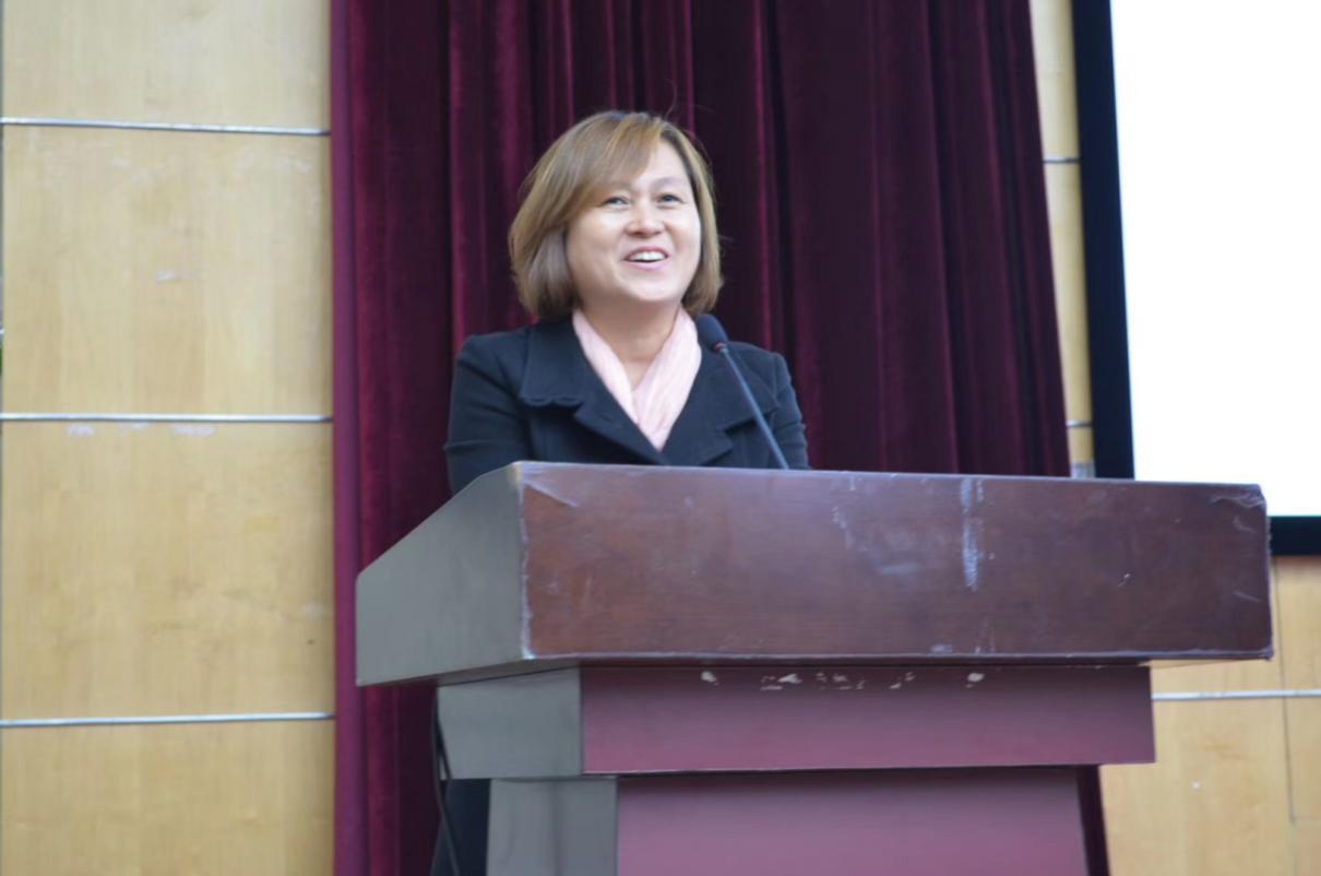 图为吴善子副教授为本次比赛进行点评 图为吴善子副教授为本次比赛进行点评