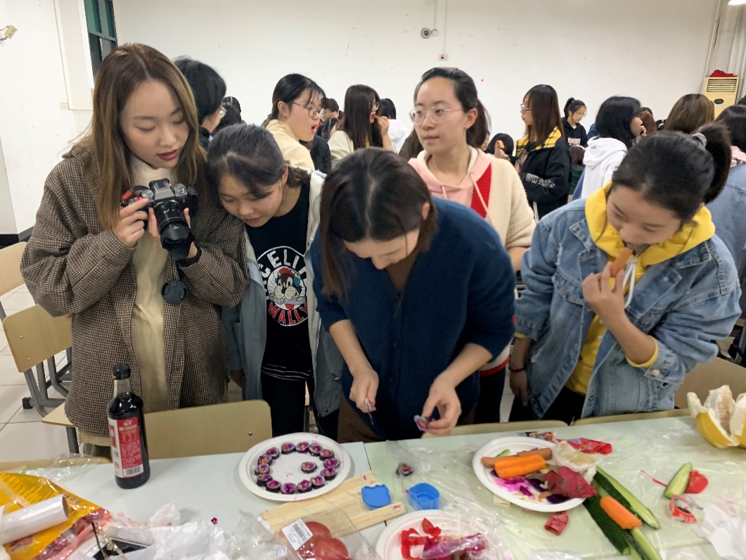 (图为指导老师杨悦制作寿司) (图为指导老师杨悦制作寿司)