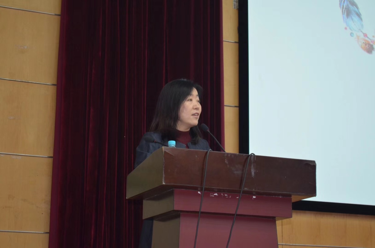 图为外语学院院长严玉萍教授致辞 图为外语学院院长严玉萍教授致辞