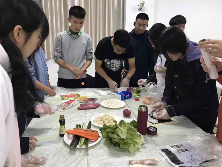 (图为同学们制作寿司) (图为同学们制作寿司)