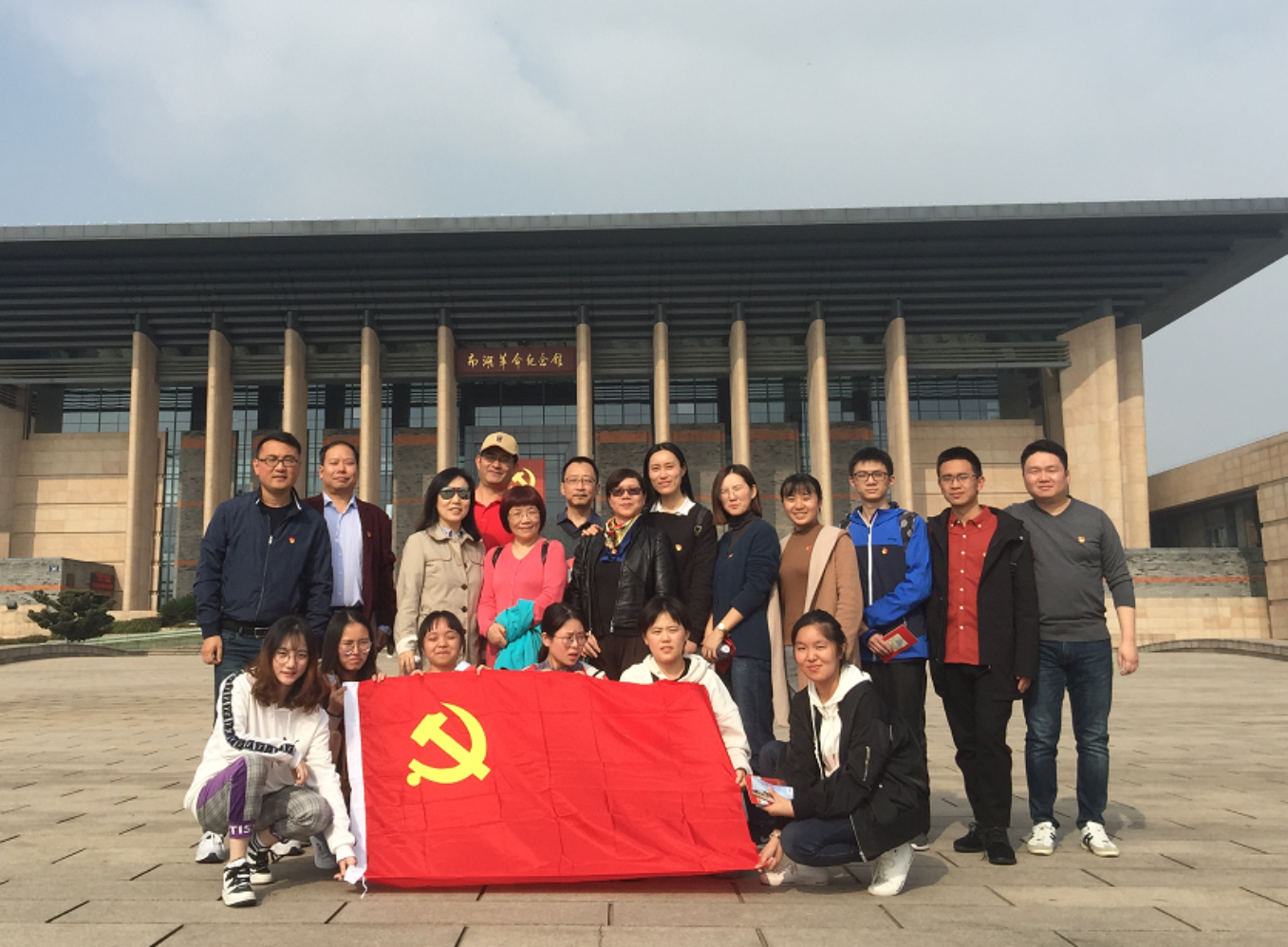 图为外语学院党员师生参观南湖革命纪念馆
