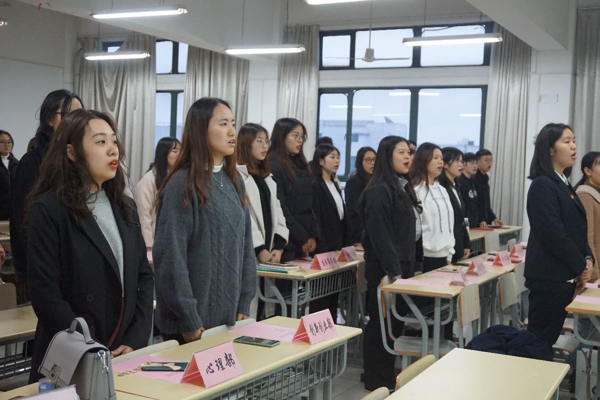 (图为全体学员奏唱团歌) (图为全体学员奏唱团歌)