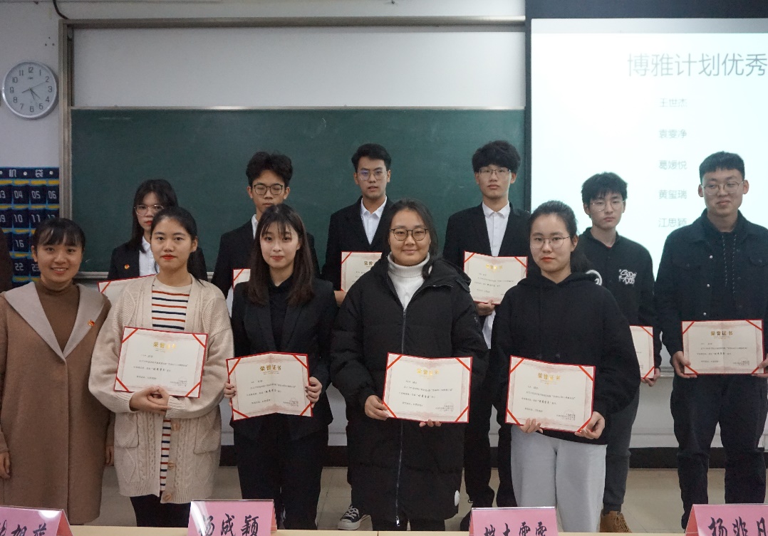 (图为优秀学员合影) (图为优秀学员合影)