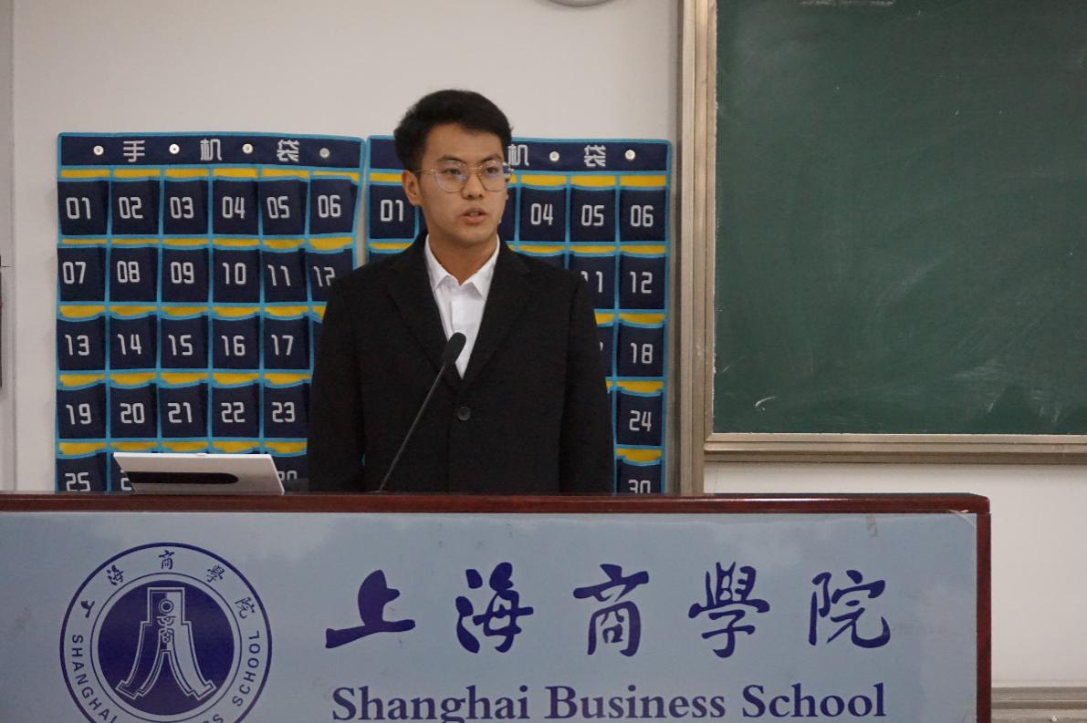 (图为优秀学员代表发言) (图为优秀学员代表发言)