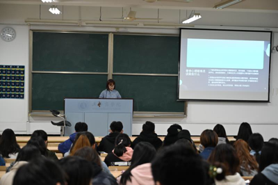 (图为朋辈互助小组长吉珂平同学发言) (图为朋辈互助小组长吉珂平同学发言)