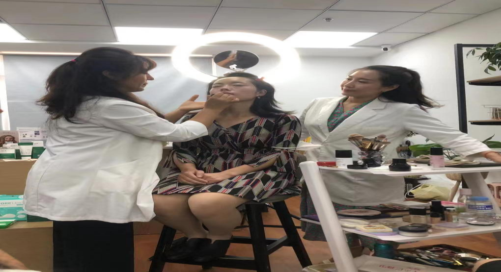 Lisa院长进行化妆演示